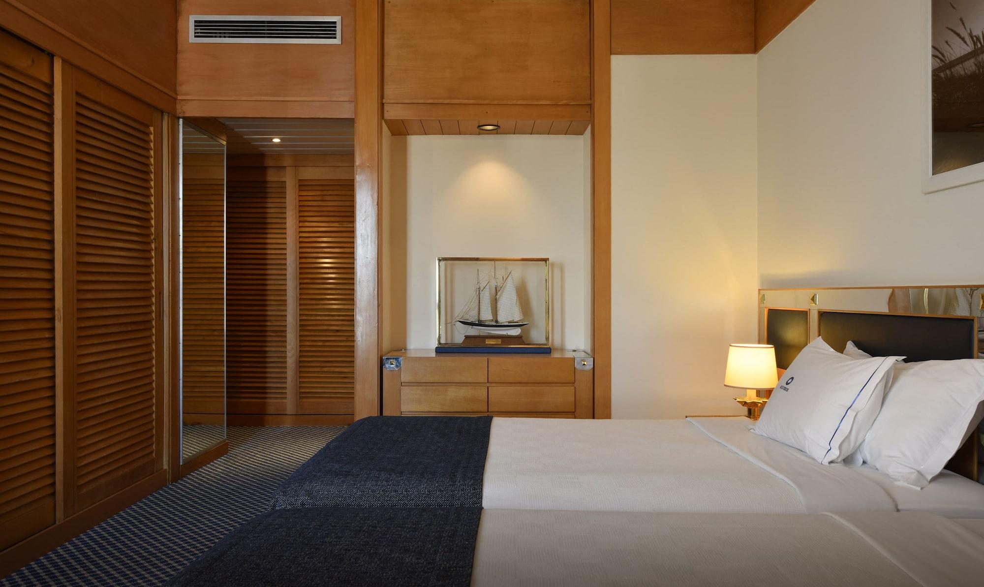 Algarve Casino Hotel Portimao Bagian luar foto A bedroom at the hotel