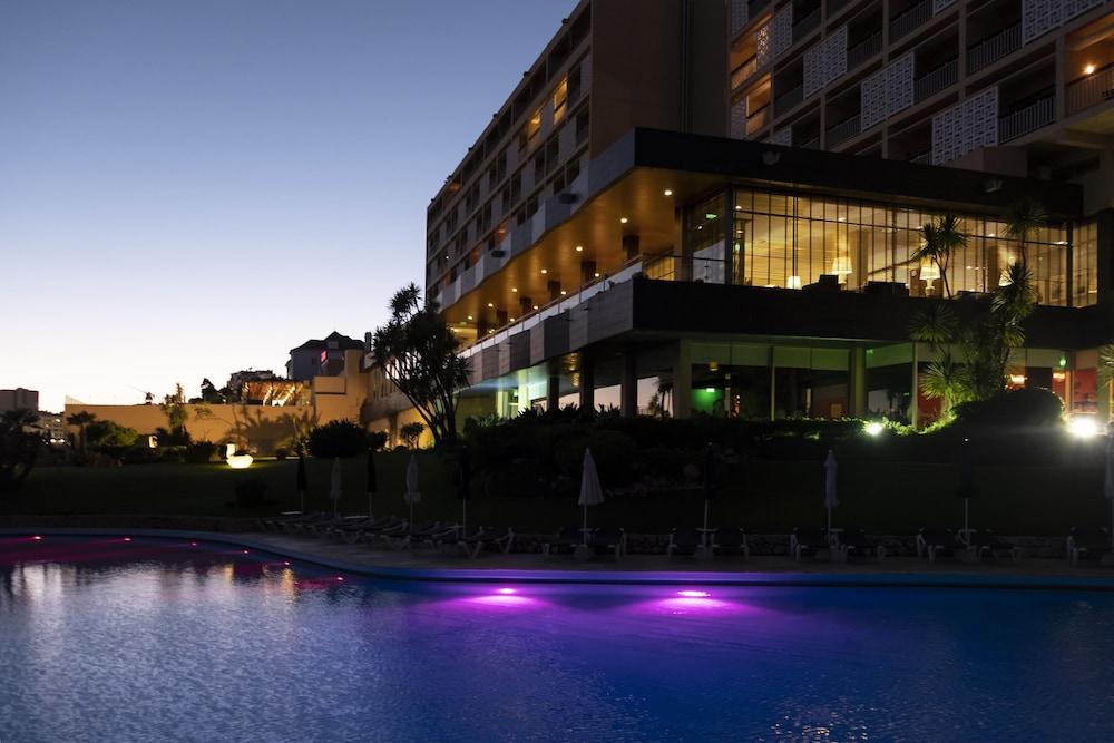 Algarve Casino Hotel Portimao Bagian luar foto The hotel at night