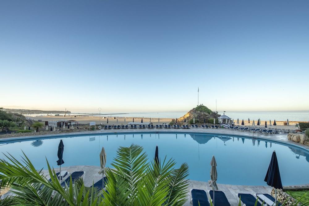 Algarve Casino Hotel Portimao Bagian luar foto The pool at the hotel