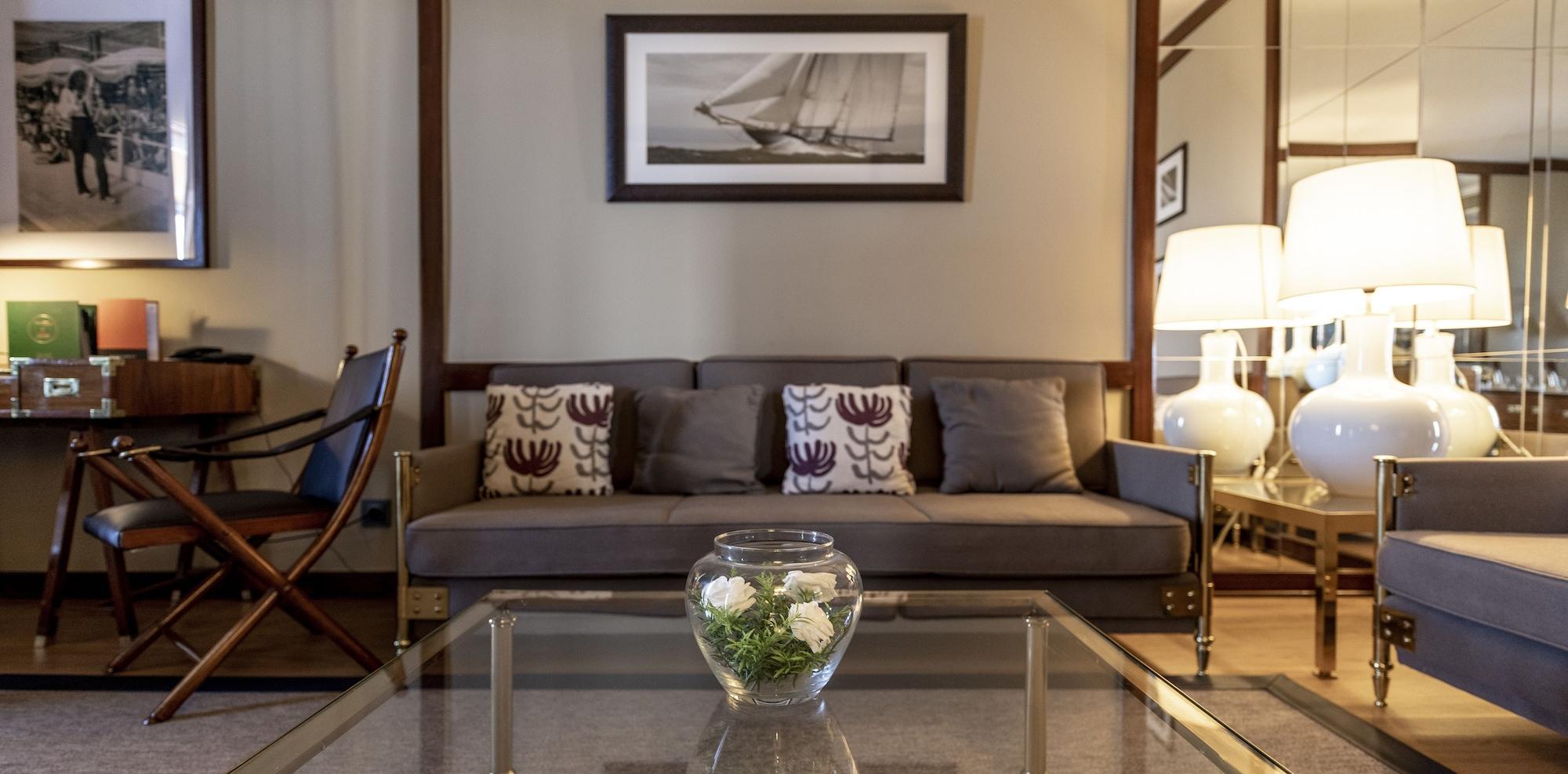 Algarve Casino Hotel Portimao Bagian luar foto A living room in a suite at the hotel