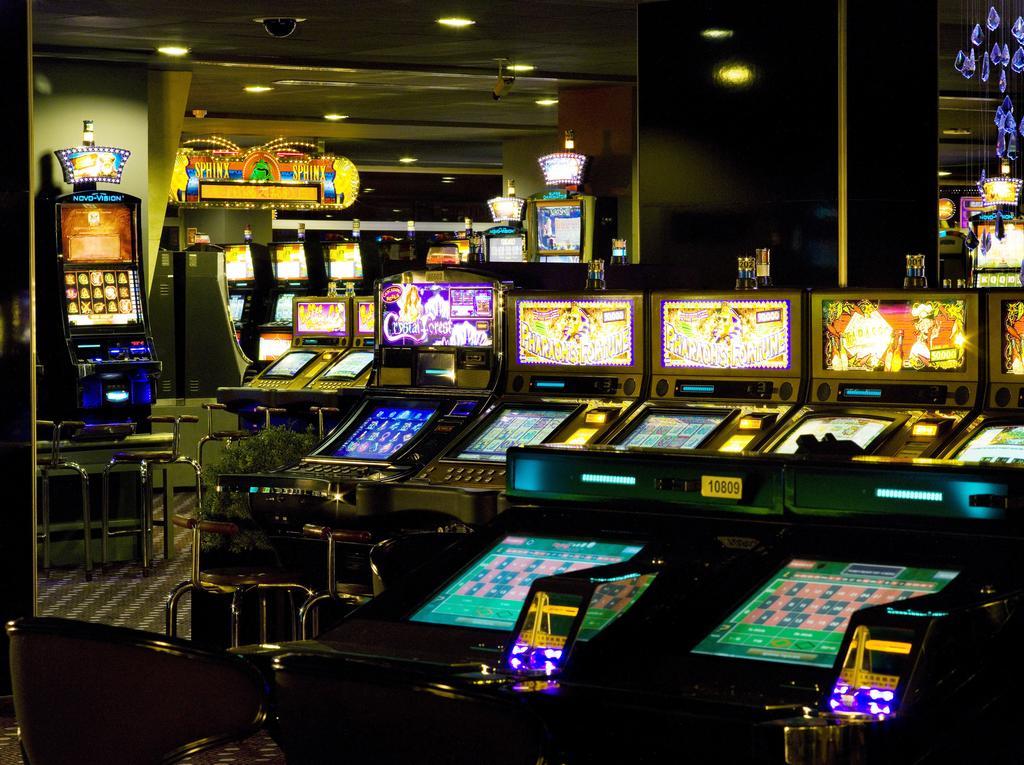 Algarve Casino Hotel Portimao Bagian luar foto A row of pachinko machines