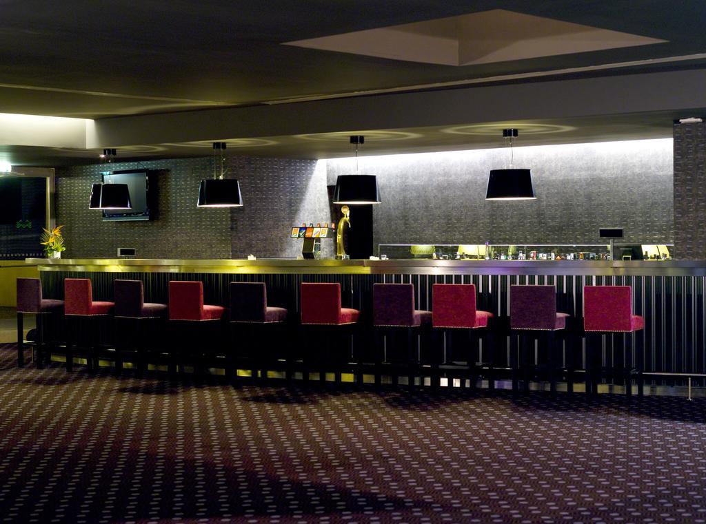 Algarve Casino Hotel Portimao Bagian luar foto The bar at the 1967