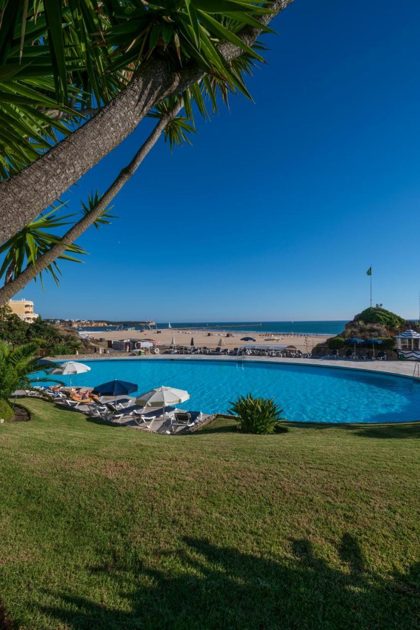 Algarve Casino Hotel Portimao Bagian luar foto The swimming pool at the Hotel